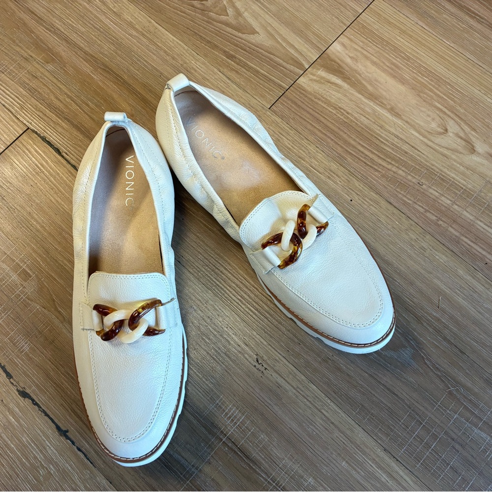 Vionic Cynthia cream loafers size 10